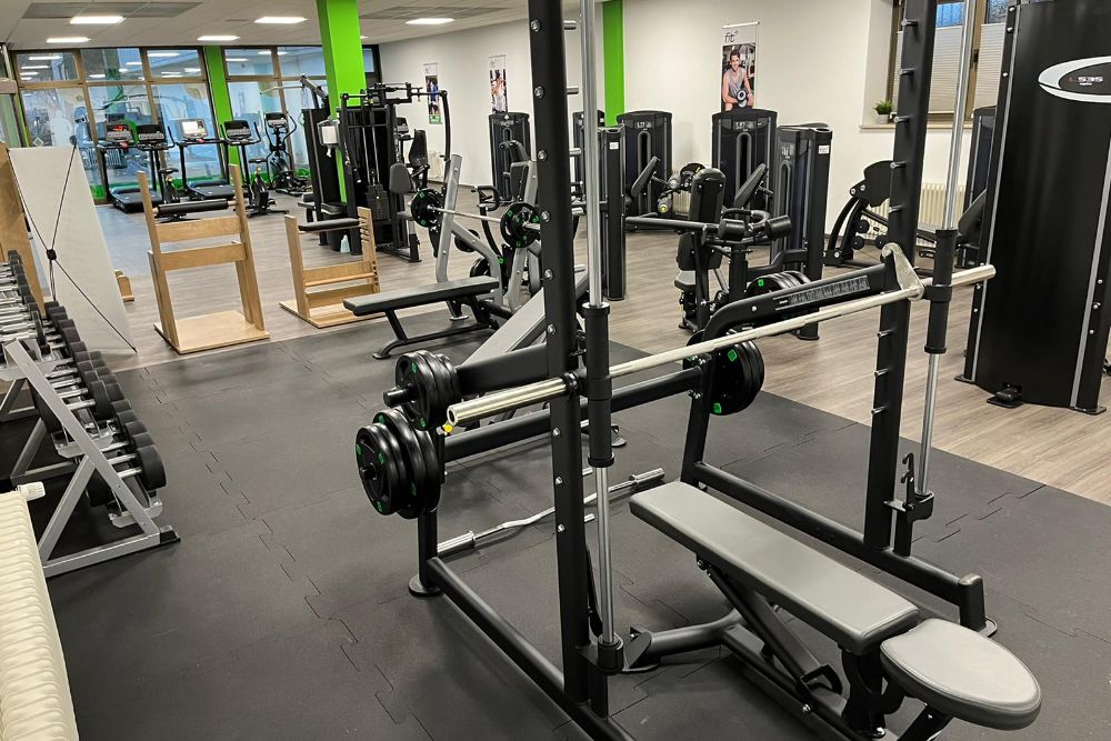 fitplus Fitnessstudio Lauf Freihanteltraining_1